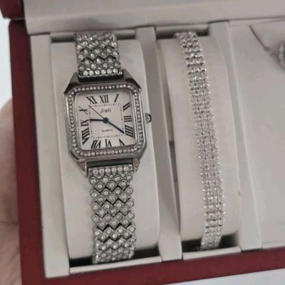 ساعت زنانه و دخترانه طرح مجلسی رنگبندی نقره‌ای