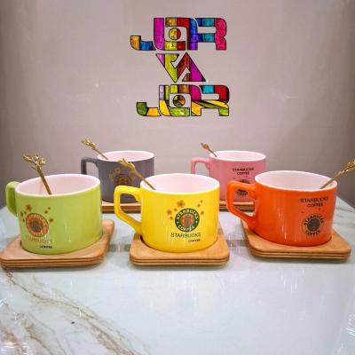 ماگ با زیره چوبی مربع با قاشق فلزی رنگارنگ فنجان