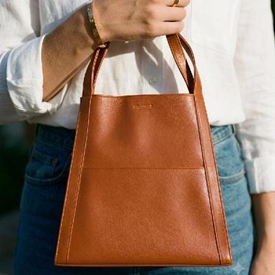کیف زنانه جلو خانه ذوزنقه ای دستی رنگ عسلی - ارسال فوری
