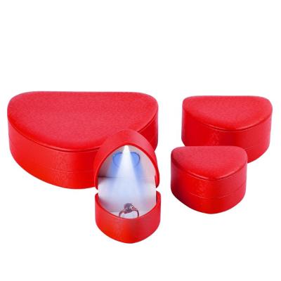 جعبه انگشتری قلب چرمی چراغدار