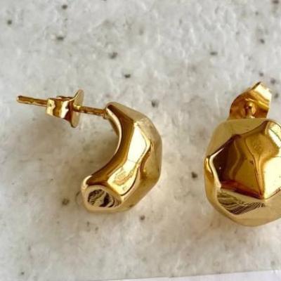 گوشواره استیل طلایی نیم‌حلقه طرح هندسی چندوجهی
