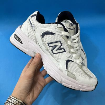کفش نیوبالانس 530 زنانه رنگ سفید سورمه ای با کوالیتی بالا