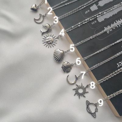 گردنبند استیل رنگ ثابت گردنبند ماه و خورشید گردنبند قلب