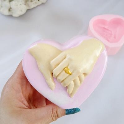 قالب شمع سیلیکونی مدل دست نامزدی با حلقه (10 سانتی)