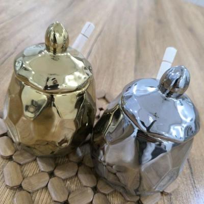 ظرف عسل با قاشق چوبی