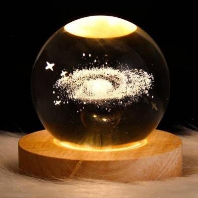 گوی چراغ خواب کریستال کهکشان با قطر 6 سانتی متر با پایه چوبی 2 سانتیمتری