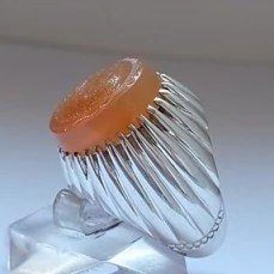 انگشتر نقره عقیق یمنی پرتقالی منقش به هفت شرف و دور نویس وان یکاد به خط ضابطی