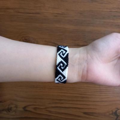 دستبند و پابند بافتنی طرح آمیخته سفید مشکی