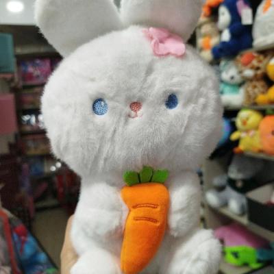 عروسک خرگوش هویج به دست