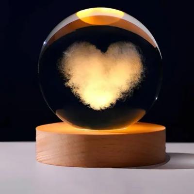گوی چراغ خواب کریستال قلب ابری با قطر 6 سانتی متر با پایه چوبی 2 سانتیمتری
