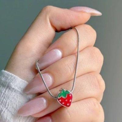 گردنبند توت فرنگی سه بعدی با زنجیر ماری.