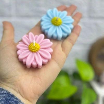 شمع بابونه رو آبی دستساز.