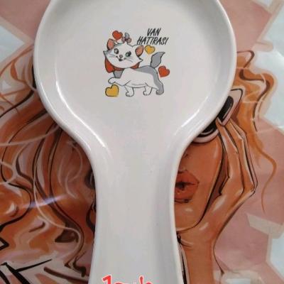 زیر قاشقی کنار گاز فانتزی گربه