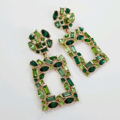 گوشواره طلایی جواهری مجلسی ، کار شده با کریستال های طیف رنگ سبز