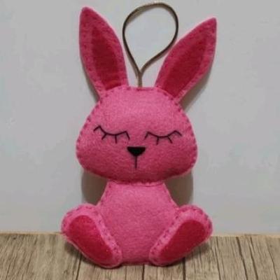 عروسک خرگوش نشسته