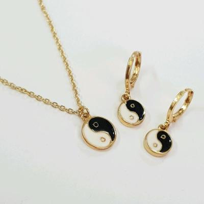 نیم ست گردنبند و گوشواره آبکاری طلا ، آویز نماد یین و یانگ + کیف