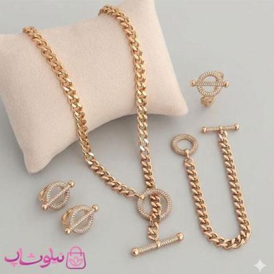 سرویس بدلیجات زنانه ژوپینگ طلایی مدل کارتیه با قفل T و نگین پرسی کد 3400