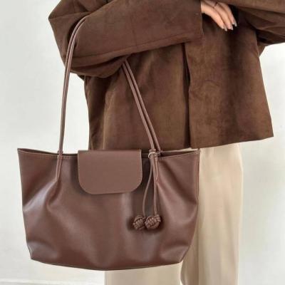 کیف دوشی زنانه آویز توپی کد 2034