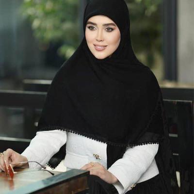 روسری مشکی درختی دور عدسی