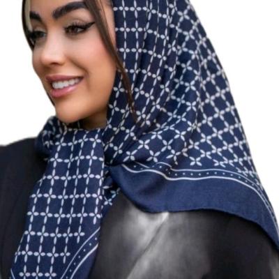 روسری نخی سیااسکارف قواره کوچک با زمینه سرمه‌ای