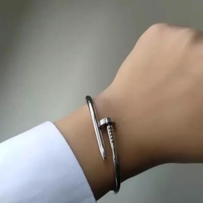 دستبند استیل میخی نقره ای (پست پیشتاز پس کرایه)