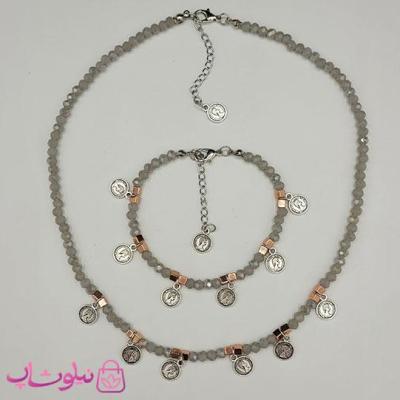 نیم ست زنانه دستساز برند N&SH مدل مهره های طوسی با پلاکهای الیزابت دوم کد 350