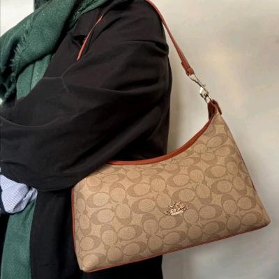 کیف زنانه پاسپورتی طرح کوچ